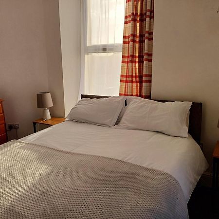 פורת'מאדוג Queens Rooms חדר תמונה