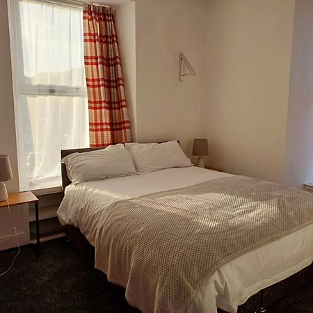 פורת'מאדוג Queens Rooms חדר תמונה