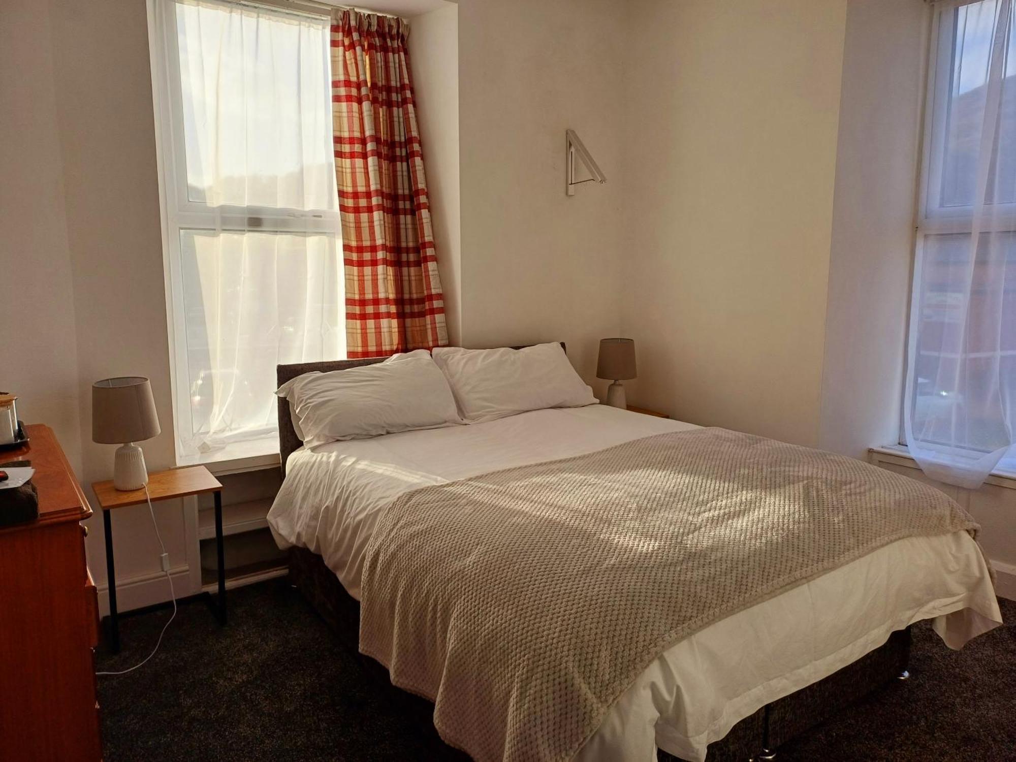 פורת'מאדוג Queens Rooms חדר תמונה